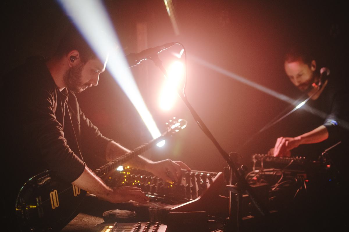 YėY performing live at Ole Spata, working the mixer