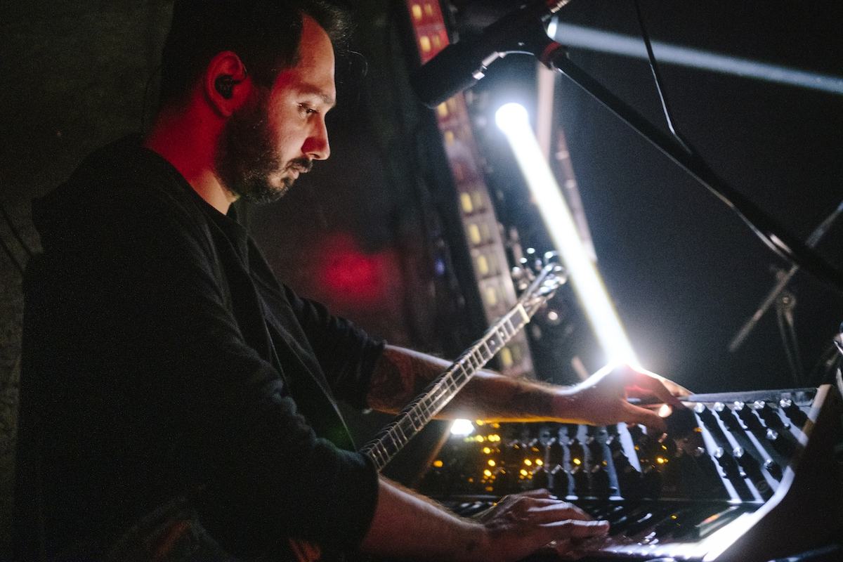 YėY performing live at Ole Spata, playing strings over a synth