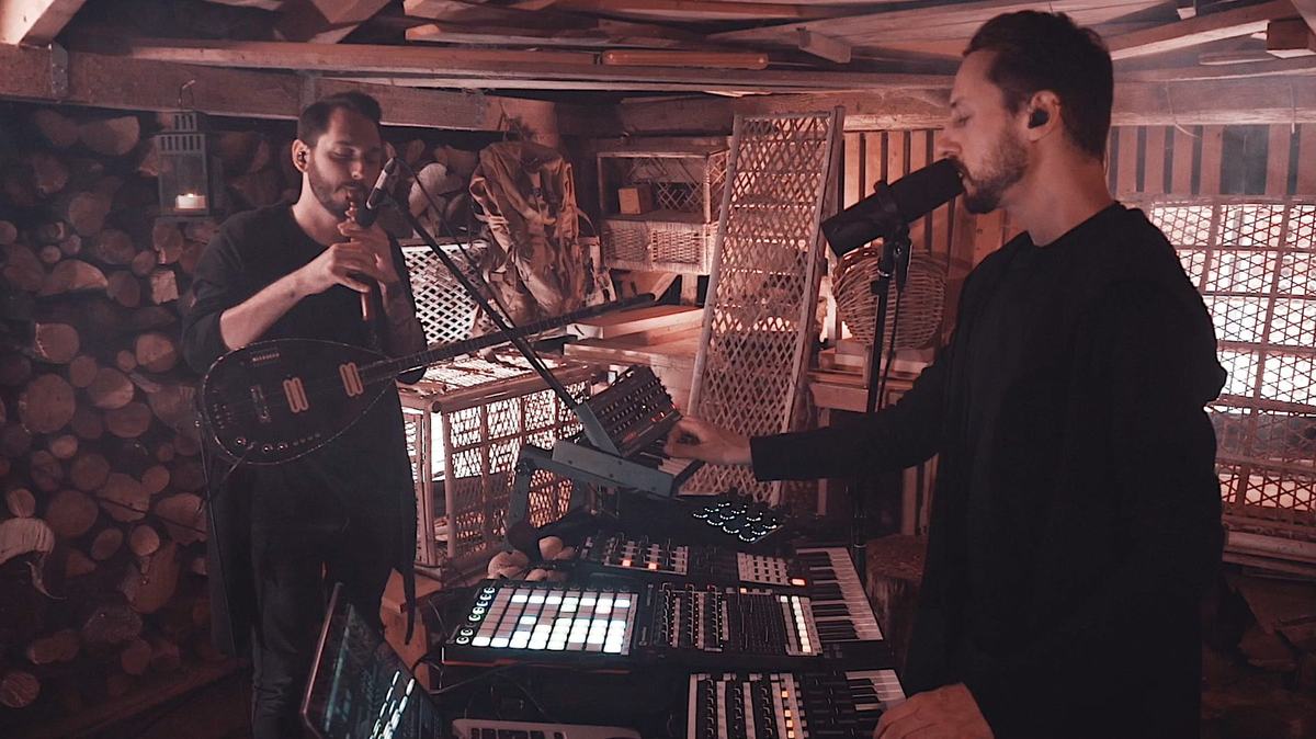 YėY performing in an intimate, warmly lit indoor session